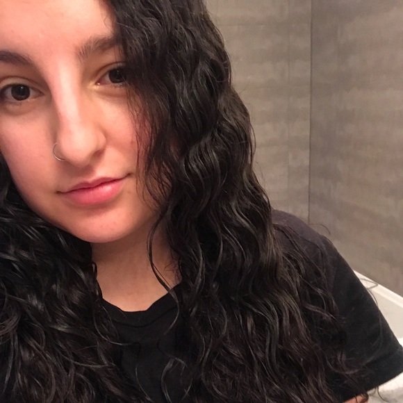 Meet your Posher, Alithia - Picture 1 of 1